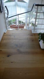 Holzwendeltreppe von oben fotografiert