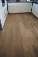 Holzboden in moderner Küche