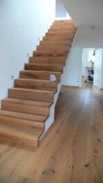Holz-verkleidete Treppe verleiht dem Wohnraum das gewisse Etwas