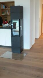 Holzboden, der dem Zimmer Ruhe verleiht