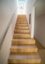 Einfache Holz-verkleidete Treppe, Aufnahme von unten