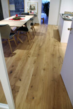 Heller Holzboden als Blickfang in der Wohnung