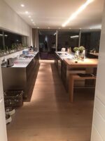 Moderne Küche mit modernem Holzboden für Sie