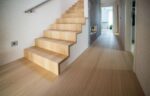 Holz-verkleidete Treppe