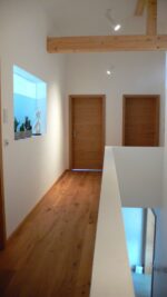 Holztüren und Boden im selben Holzton