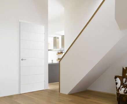 Weiße Holztür bei Bauer Parkett- und Oberflächenzentrum in Straubing