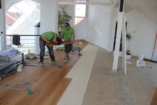 Facharbeiter bei der Bodenverlegung