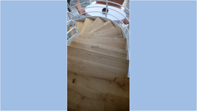 Holztreppe für Ihre Wohneinheit von oben fotografiert