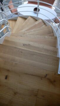 Holztreppe für Ihre Wohneinheit von oben fotografiert