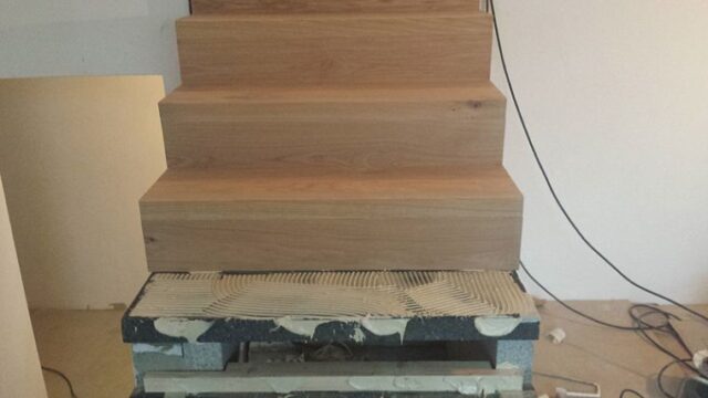 Treppe mit Holzverkleidung