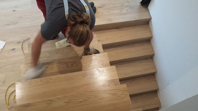 Bearbeitung einer Holztreppe