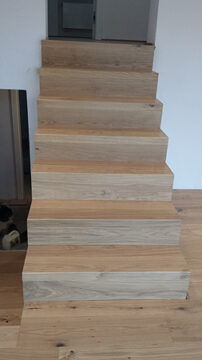 Fertige Holztreppe Frontansicht