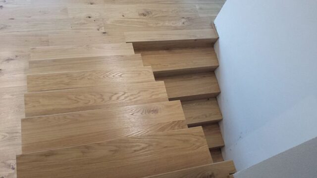 Fertige Holztreppe von oben fotografiert