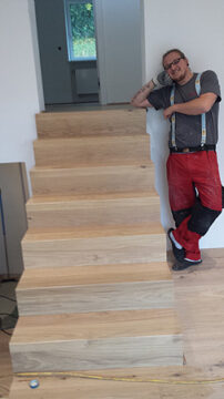 Facharbeiter neben seinem Werk